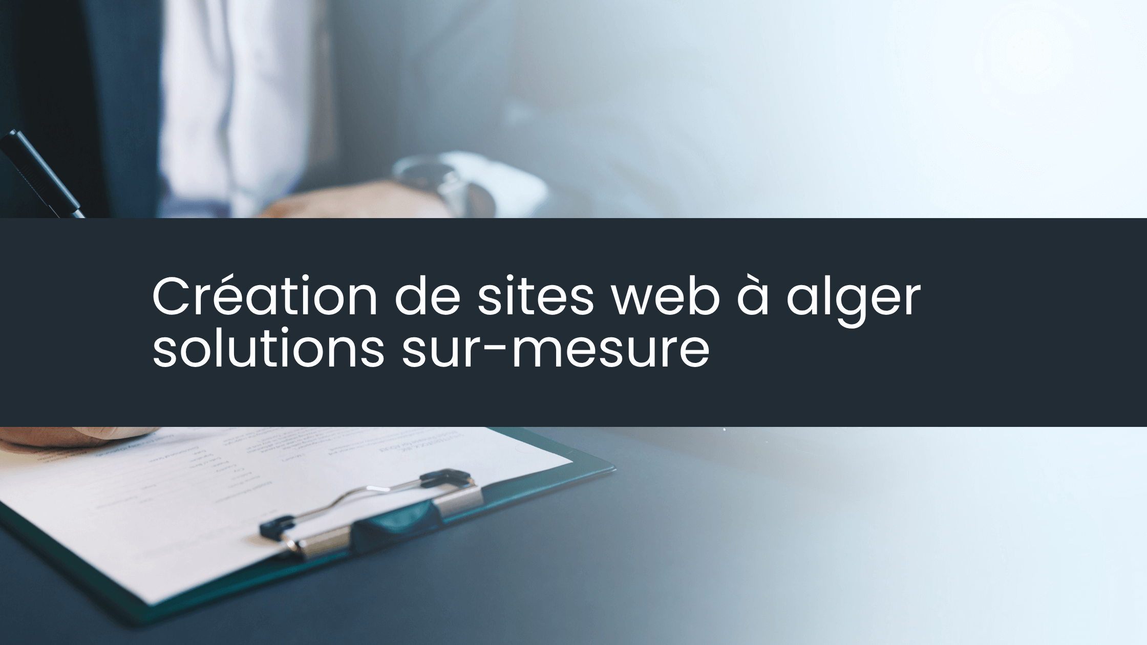 Illustration représentant deux personnes navigant un site web